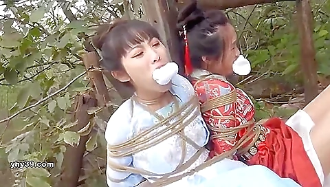 Chinese Bondage Female Catching Head